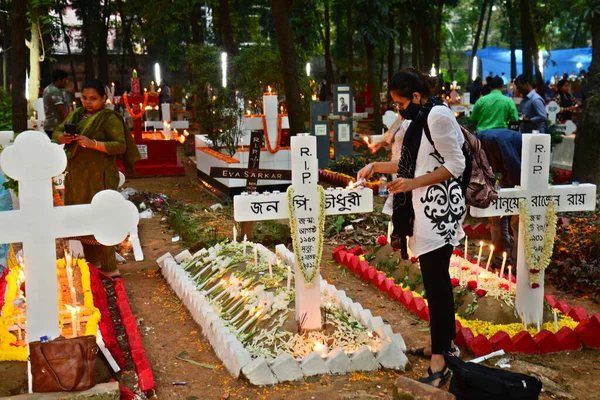 기독교 신자들은 2022 방글라데시 다카에 십자가 묘지에서 영혼의 기념하는 친척들의 — 스톡 사진