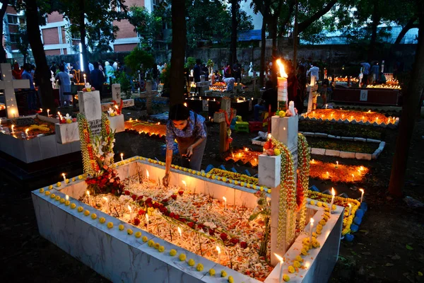 기독교 신자들은 2022 방글라데시 다카에 십자가 묘지에서 영혼의 기념하는 친척들의 — 스톡 사진