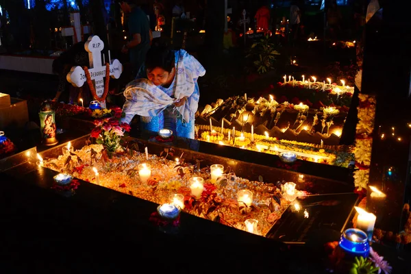 Christelijke Toegewijden Steken Kaarsen Aan Graven Van Familieleden Tijdens Viering — Stockfoto