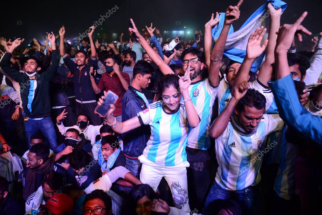 Partidarios argentinos bangladesíes reaccionan mientras ven el último