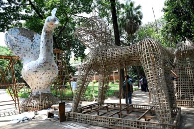 Dhaka Üniversitesi Güzel Sanatlar Fakültesi öğrencisi, Bangladeş 'in Dhaka şehrinde 1430 yılını kutlamak için renkli maskeler boyuyor.. 