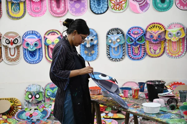 stock image Student of Faculty of Fine arts of Dhaka University painting masks for colorful preparation to celebrate upcoming Bengali New Year 1430 in Dhaka, Bangladesh, on April 011, 2023. 