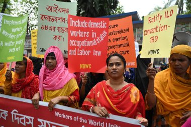 Bangladeşli giyim işçileri ve diğer çalışma örgütü eylemcileri, 1 Mayıs 2023 