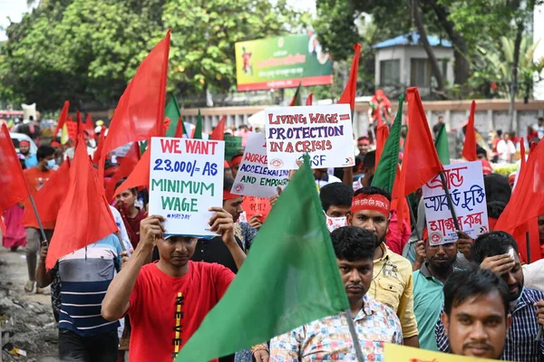 バングラデシュの縫製労働者や他の労働組織活動家は 2023年5月1日にバングラデシュのダッカで5月1日または国際労働者の日を記念する集会に参加する — ストック写真