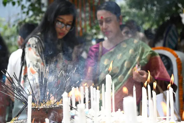 신자들은 2023 방글라데시 다카에서 기간에 사원에서 기도를 드리고 — 스톡 사진