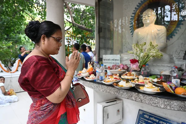 stock image Buddhist devotee offers prayers at a temple during the Buddha Purnima festival in Dhaka, Bangladesh, on May 4, 2023 