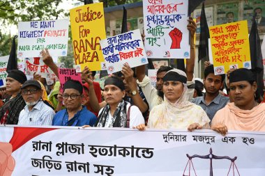 Bangladeş İşçi Dayanışması Federasyonu aktivistleri, 7 Mayıs 2023 'te Bangladeş' in Dhaka kentindeki Yüksek Mahkeme önünde Rana Plaza binasının sahibi için en yüksek ceza ve adalet talebiyle bir protesto mitingi düzenlediler..