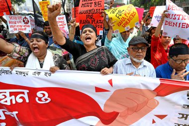 Bangladeş İşçi Dayanışması Federasyonu aktivistleri, 7 Mayıs 2023 'te Bangladeş' in Dhaka kentindeki Yüksek Mahkeme önünde Rana Plaza binasının sahibi için en yüksek ceza ve adalet talebiyle bir protesto mitingi düzenlediler..