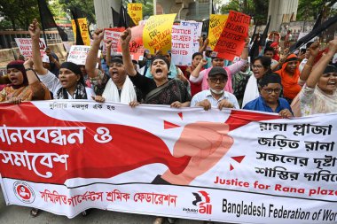 Bangladeş İşçi Dayanışması Federasyonu aktivistleri, 7 Mayıs 2023 'te Bangladeş' in Dhaka kentindeki Yüksek Mahkeme önünde Rana Plaza binasının sahibi için en yüksek ceza ve adalet talebiyle bir protesto mitingi düzenlediler..