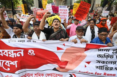 Bangladeş İşçi Dayanışması Federasyonu aktivistleri, 7 Mayıs 2023 'te Bangladeş' in Dhaka kentindeki Yüksek Mahkeme önünde Rana Plaza binasının sahibi için en yüksek ceza ve adalet talebiyle bir protesto mitingi düzenlediler..