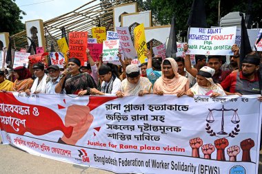 Bangladeş İşçi Dayanışması Federasyonu aktivistleri, 7 Mayıs 2023 'te Bangladeş' in Dhaka kentindeki Yüksek Mahkeme önünde Rana Plaza binasının sahibi için en yüksek ceza ve adalet talebiyle bir protesto mitingi düzenlediler..