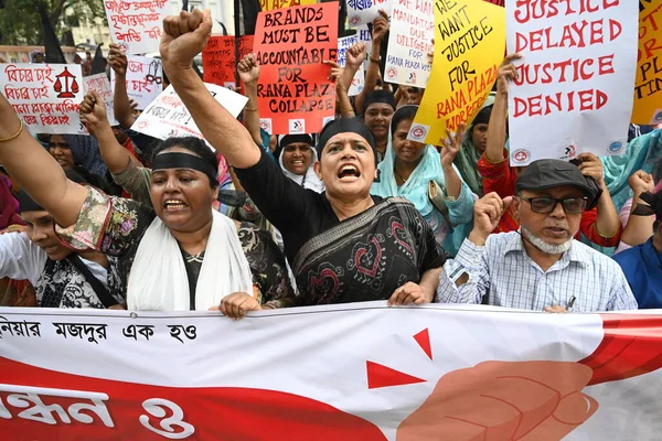 バングラデシュ労働者連帯連盟の活動家らは 2023年5月7日 バングラデシュのダッカにある高等裁判所前で ラナプラザのオーナーとラナプラザビル崩壊被害者の正義を求める抗議集会を開催した — ストック写真