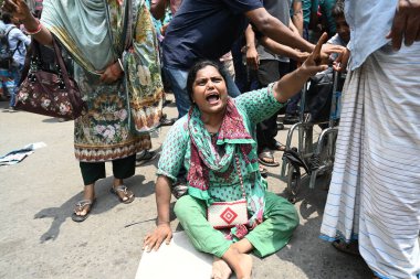 Engelliler, 4 Haziran 2023 'te Dhaka, Bangladeş' te hükümet harçlıklarını artırma talebini protesto ettiler.