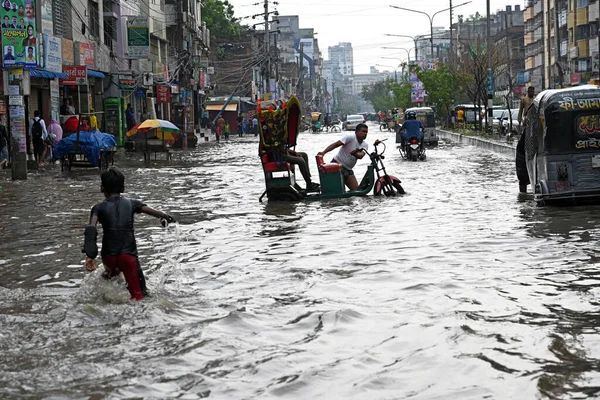 Автомобили Пытаются Проехать Затопленным Улицам После Сильного Ливня Дакке Бангладеш — стоковое фото
