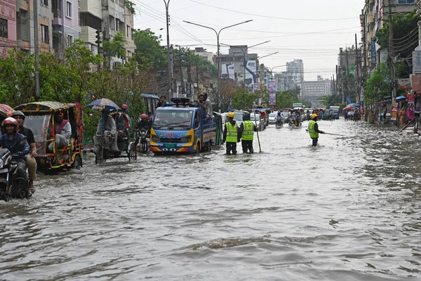 Автомобили Пытаются Проехать Затопленным Улицам После Сильного Ливня Дакке Бангладеш — стоковое фото