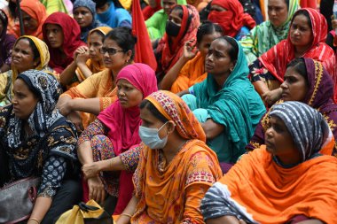 Intraco Design ve Intraco Fashion Limited giyim işçileri, 22 Haziran 2023 'te Bangladeş' in Dhaka kentinde düzenlenen Ulusal Basın Kulübü önünde yasal aidat ödemelerini talep eden bir protesto mitingi düzenledi..