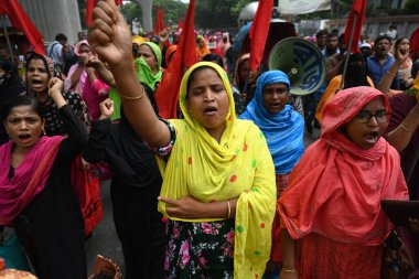 Intraco Design ve Intraco Fashion Limited giyim işçileri, 22 Haziran 2023 'te Bangladeş' in Dhaka kentinde düzenlenen Ulusal Basın Kulübü önünde yasal aidat ödemelerini talep eden bir protesto mitingi düzenledi..