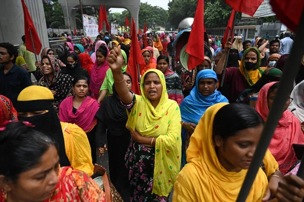 Intraco Design Intraco Fashion Limitedの衣服労働者は 2023年6月22日 バングラデシュのダッカのナショナル プレス クラブの前で開催されるEid Adha祭りの前に法定会費の支払いを要求する抗議集会を開催しました — ストック写真
