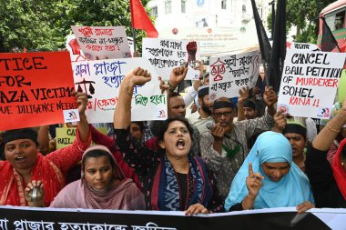 Birleşik Giyim İşçileri Federasyonu aktivistleri, 10 Temmuz 2023 'te Dhaka' daki Ulusal Basın Kulübü önünde Rana Plaza 'nın sahibi Shohel Rana ve tüm sanıkların kefaletinin ve Rana Plaza kurbanı için adaletin iptali talebiyle bir protesto mitingi düzenlediler.