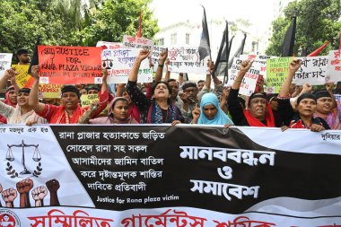 Birleşik Giyim İşçileri Federasyonu aktivistleri, 10 Temmuz 2023 'te Dhaka' daki Ulusal Basın Kulübü önünde Rana Plaza 'nın sahibi Shohel Rana ve tüm sanıkların kefaletinin ve Rana Plaza kurbanı için adaletin iptali talebiyle bir protesto mitingi düzenlediler.