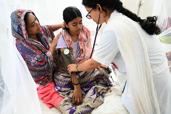 Médico Trata Paciente Cubierto Mosquiteros Que Están Sufriendo Dengue Descansan Imagen de archivo