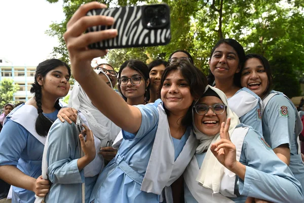 Студенти Святкують Після Отримання Результатів Іспиту Середньої Школи Дакка Бангладеш — стокове фото
