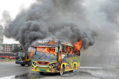 29 Temmuz 2023 'te Dhaka' da düzenlenen ve hükümetin tarafsız bir bakıcı hükümeti altında yapılacak genel seçimler sırasında Bangladeş 'in başkentine giren bir otoyolu polisle çatışan BNP aktivistleri görülüyor.