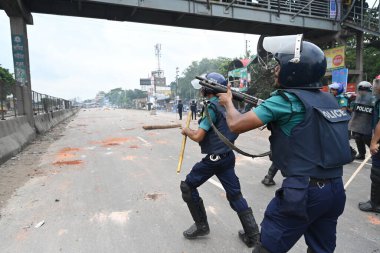 29 Temmuz 2023 'te Dhaka' da düzenlenen ve hükümetin tarafsız bir bakıcı hükümeti altında yapılacak genel seçimler sırasında Bangladeş 'in başkentine giren bir otoyolu polisle çatışan BNP aktivistleri görülüyor.