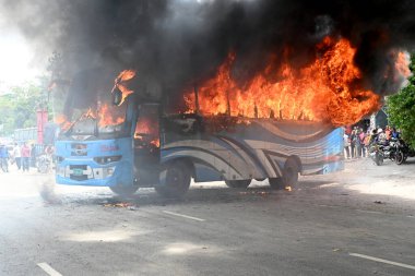 29 Temmuz 2023 'te Dhaka' da düzenlenen ve hükümetin tarafsız bir bakıcı hükümeti altında yapılacak genel seçimler sırasında Bangladeş 'in başkentine giren bir otoyolu polisle çatışan BNP aktivistleri görülüyor.