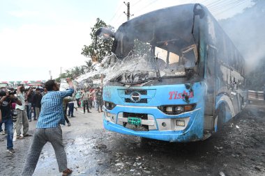 29 Temmuz 2023 'te Dhaka' da düzenlenen ve hükümetin tarafsız bir bakıcı hükümeti altında yapılacak genel seçimler sırasında Bangladeş 'in başkentine giren bir otoyolu polisle çatışan BNP aktivistleri görülüyor.