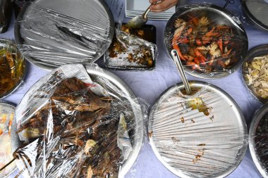 Bangladeş yerlileri geleneksel yemeklerini 11 Ağustos 2023 'te Bangladeş' in Dhaka kentinde bir yerel gıda festivalinde sergiliyorlar. Bangladeş yerlileri, Dünya Yerli Halk Günü münasebetiyle iki gün Yerli Yemek Festivali düzenledi..