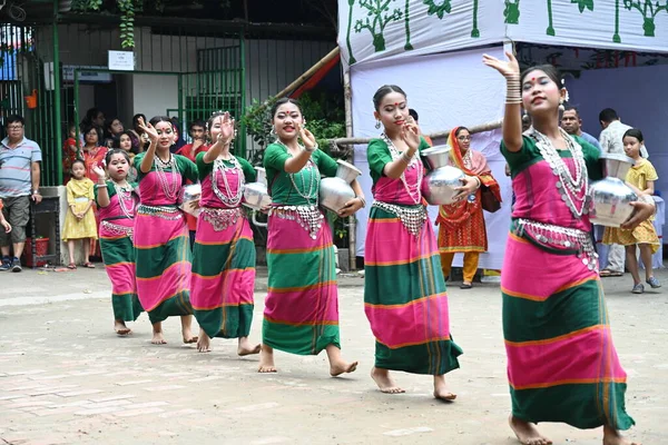 バングラデシュの先住民アーティストは 2023年8月11日 バングラデシュのダッカの先住民のフードフェスティバルで音楽を踊る バングラデシュ先住民はダッカの世界先住民の日を記念するために2日間の先住民の食糧祭を開催します — ストック写真