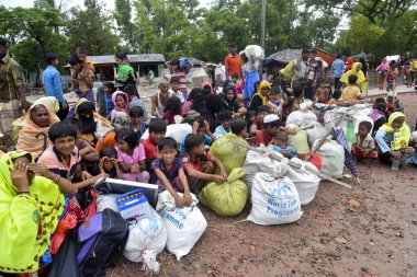Yüzlerce Rohingya vatandaşı Bangladeş 'in Taknuf, Bangladeş' teki Nuf Nehri 'ni geçtikten sonra Myanmar' daki Buchidong 'dan kaçarken 06 Eylül 2017' de Bangladeş sınırını geçtiler.. 