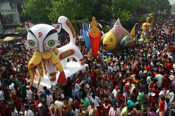 Bangladeshi Ludzie Uczestniczą Paradzie Okazji Pierwszego Dnia Nowego Roku Bangla — Zdjęcie stockowe