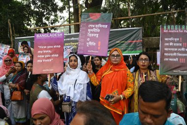 Hapisteki ana muhalefet partisi (BNP) liderleri ve aktivistlerinin akrabaları, 28 Kasım 2023 'te Bangladeş' in Dhaka kentindeki Ulusal Basın Kulübü önünde tüm lider ve eylemcilerin derhal serbest bırakılmasını talep eden bir insan zinciri kurdular..