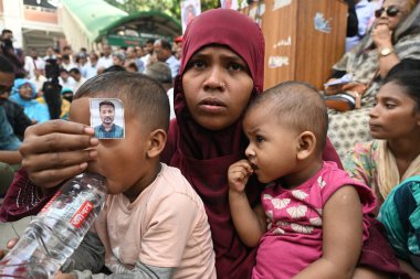 Hapisteki ana muhalefet partisi (BNP) liderleri ve aktivistlerinin akrabaları, 28 Kasım 2023 'te Bangladeş' in Dhaka kentindeki Ulusal Basın Kulübü önünde tüm lider ve eylemcilerin derhal serbest bırakılmasını talep eden bir insan zinciri kurdular..