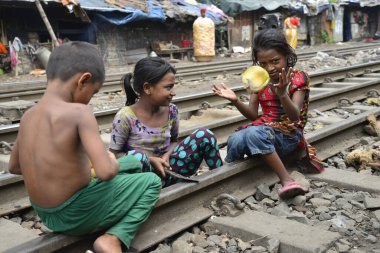 Bangladeş 'te sık sık meydana gelen kazaya rağmen, Dhaka kentindeki Karwanbazar demiryolu raylarında oynayan gecekondu çocukları. 13 Haziran 2015 'te