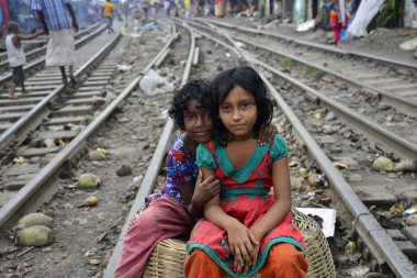Bangladeş 'te sık sık meydana gelen kazaya rağmen, Dhaka kentindeki Karwanbazar demiryolu raylarında oynayan gecekondu çocukları. 13 Haziran 2015 'te