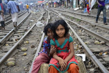 Bangladeş 'te sık sık meydana gelen kazaya rağmen, Dhaka kentindeki Karwanbazar demiryolu raylarında oynayan gecekondu çocukları. 13 Haziran 2015 'te