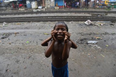 Bangladeş 'te sık sık meydana gelen kazaya rağmen, Dhaka kentindeki Karwanbazar demiryolu raylarında oynayan gecekondu çocukları. 13 Haziran 2015 'te