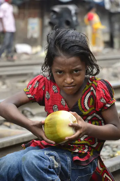 Bangladeş 'te sık sık meydana gelen kazaya rağmen, Dhaka kentindeki Karwanbazar demiryolu raylarında oynayan gecekondu çocukları. 13 Haziran 2015 'te