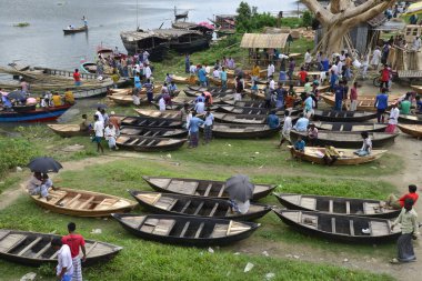 Tekne üreticileri, Bangladeş 'in Narayanganj ilçesindeki Kaikkarateke pazarında satılık ahşap tekneyi sergiliyorlar. 21 Haziran 2015 'te, Narayanganj' ın Sonargaon upazila 'sı altındaki Kaikartek' teki haftalık Noukar Haat (tekne pazarı) tekne imalatçıları.