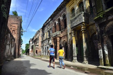 Panam şehrinin manzarasında, bir adam Bangladeş 'in başkenti Dhaka' nın Narayangong eteklerindeki haritada dua ediyor. 21 Haziran 2015 'te. Panam şehri, 19. yüzyılda başta Hindu kumaş tüccarları olmak üzere üst orta sınıf Bengalli işadamları tarafından inşa edildi.. 