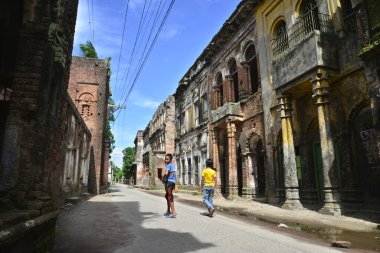 Panam şehrinin manzarasında, bir adam Bangladeş 'in başkenti Dhaka' nın Narayangong eteklerindeki haritada dua ediyor. 21 Haziran 2015 'te. Panam şehri, 19. yüzyılda başta Hindu kumaş tüccarları olmak üzere üst orta sınıf Bengalli işadamları tarafından inşa edildi.. 