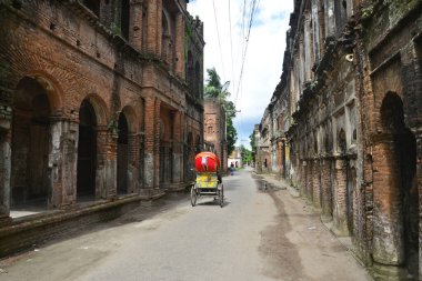 Panam şehrinin manzarasında, bir adam Bangladeş 'in başkenti Dhaka' nın Narayangong eteklerindeki haritada dua ediyor. 21 Haziran 2015 'te. Panam şehri, 19. yüzyılda başta Hindu kumaş tüccarları olmak üzere üst orta sınıf Bengalli işadamları tarafından inşa edildi.. 