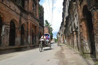 Panam şehrinin manzarasında, bir adam Bangladeş 'in başkenti Dhaka' nın Narayangong eteklerindeki haritada dua ediyor. 21 Haziran 2015 'te. Panam şehri, 19. yüzyılda başta Hindu kumaş tüccarları olmak üzere üst orta sınıf Bengalli işadamları tarafından inşa edildi.. 