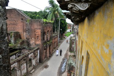 Panam şehrinin manzarasında, bir adam Bangladeş 'in başkenti Dhaka' nın Narayangong eteklerindeki haritada dua ediyor. 21 Haziran 2015 'te. Panam şehri, 19. yüzyılda başta Hindu kumaş tüccarları olmak üzere üst orta sınıf Bengalli işadamları tarafından inşa edildi.. 