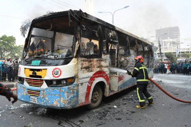 İtfaiyecilerin, 19 Aralık 2023 'te Bangladeş' in Dhaka kentindeki grev sırasında bir otobüsü söndürdükleri iddia ediliyor. Ana Muhalefet Bangladeş Milliyetçi Partisi (BNP) ve Müttefik Partileri, ülke çapında baskı uygulamak için yeni bir grev çağrısında bulundu