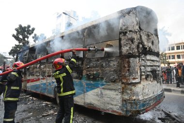 İtfaiyecilerin, 19 Aralık 2023 'te Bangladeş' in Dhaka kentindeki grev sırasında bir otobüsü söndürdükleri iddia ediliyor. Ana Muhalefet Bangladeş Milliyetçi Partisi (BNP) ve Müttefik Partileri, ülke çapında baskı uygulamak için yeni bir grev çağrısında bulundu