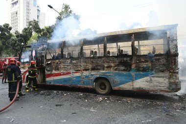 İtfaiyecilerin, 19 Aralık 2023 'te Bangladeş' in Dhaka kentindeki grev sırasında bir otobüsü söndürdükleri iddia ediliyor. Ana Muhalefet Bangladeş Milliyetçi Partisi (BNP) ve Müttefik Partileri, ülke çapında baskı uygulamak için yeni bir grev çağrısında bulundu